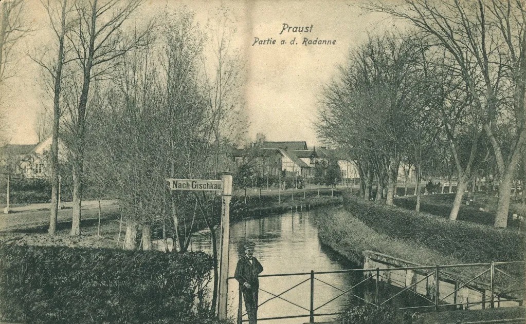 Widok na mostek na kanał Raduni