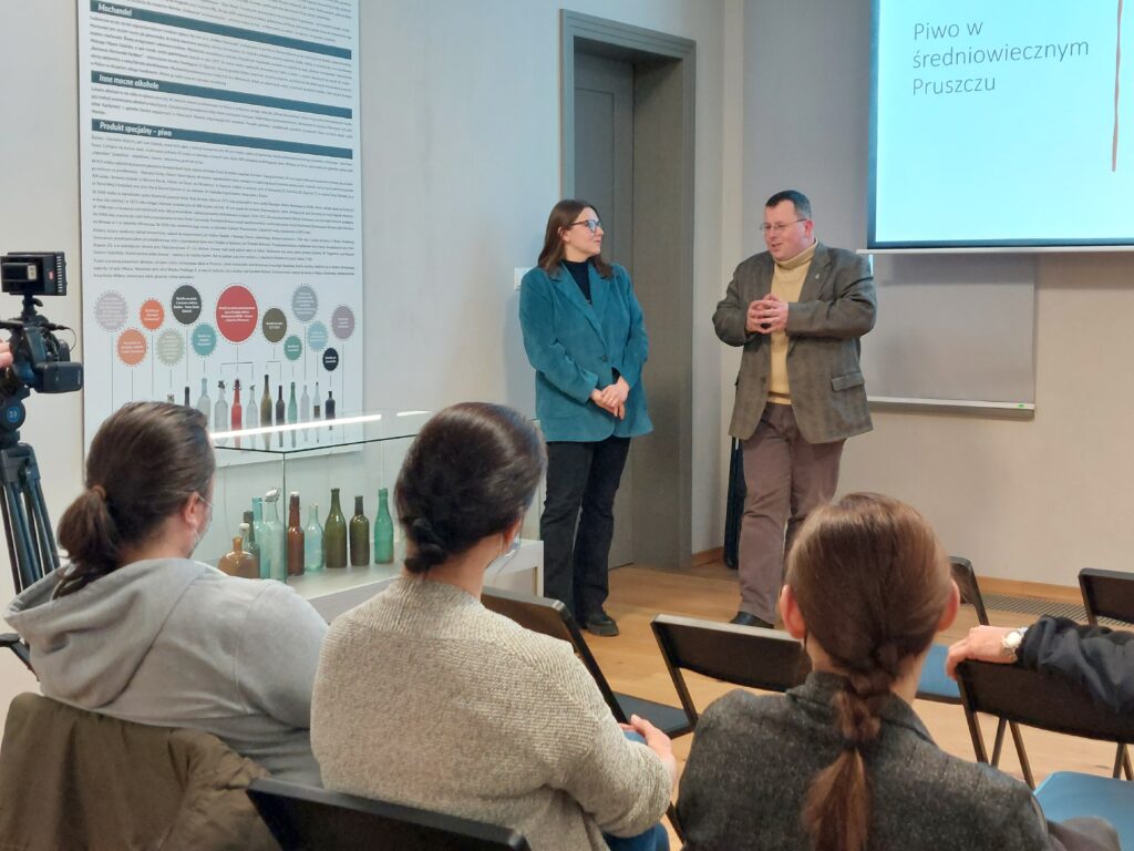 Na zdjęciu Bartosz Gondek oraz dr Aleksandra Girsztowt