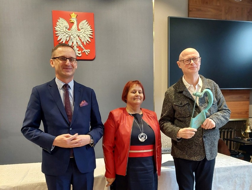 Na zdjęciu Burmistrz Pruszcza Gdańskiego, Przewodnicząca Rady Miasta oraz Adam Orzechowski - laureat nagrody kulturalnej 2022